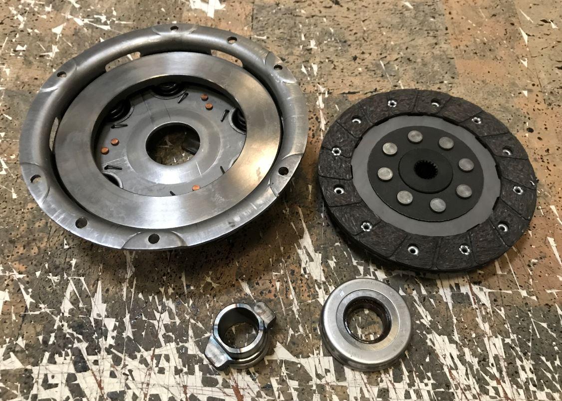 Kit embrayage avec mécanisme 15016 + disque 15028 + roulement 15051  + butée 15048 - CARON TRANSPORTER C12