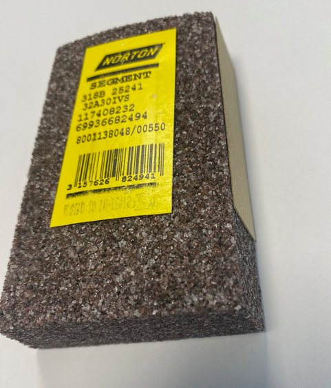 Segment / Pierre abrasive pour culasse alu avec prechambre en acier 100x65 - BERCO U820122001 - NORTON 31SB 25241 ; 32A30IVS ; 117408232 ; 69936682494 ; 8001138048 / 00550 ; 3 157626 824941