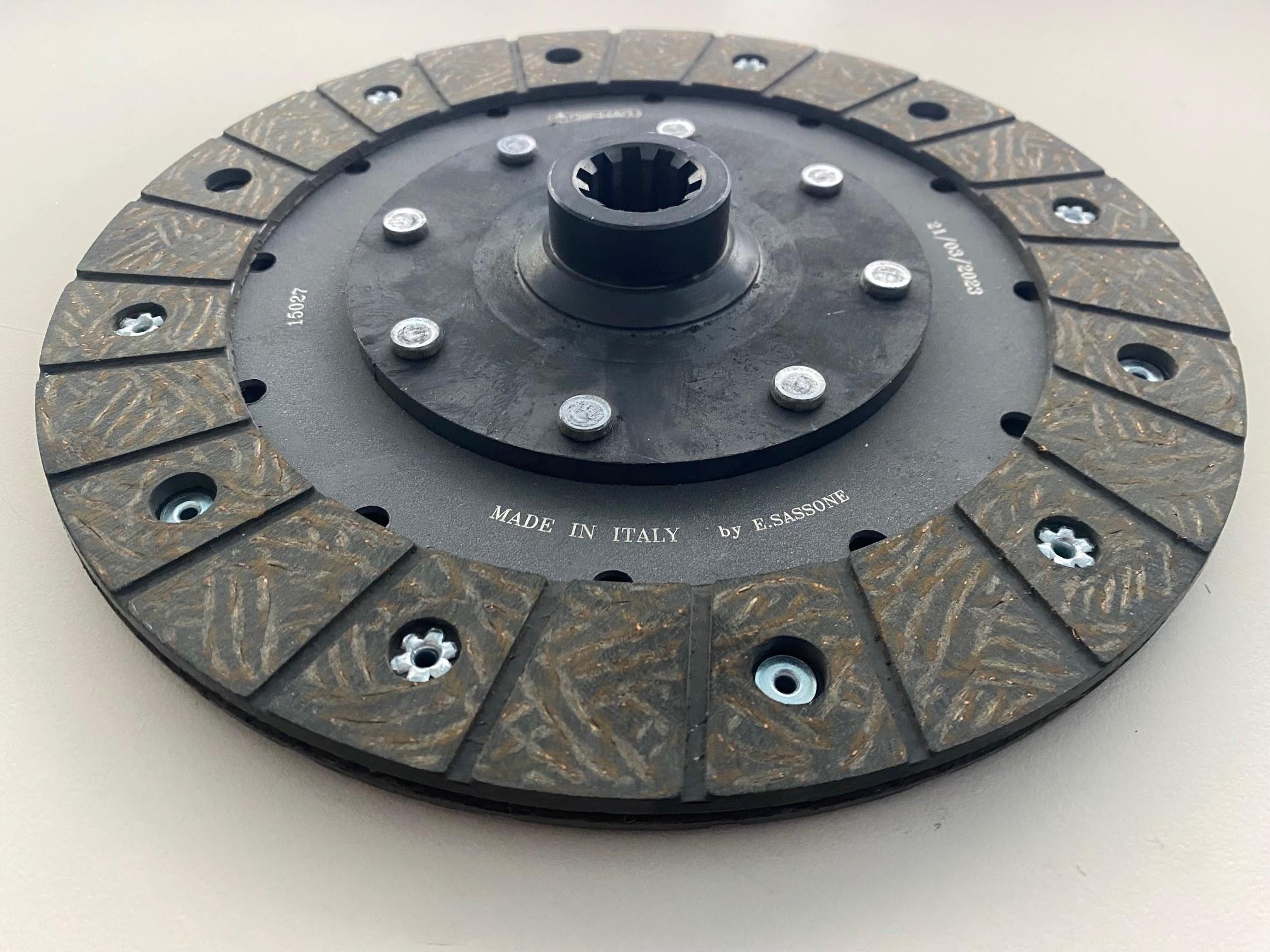 Disque embrayage GOLDONI 236 238 240 1038 1045R 834 945RS/DT SERIE 1050 1055 TRANSCAR 55 - ITMA 4RM SIRIO G215AC2 (GOLDONI 6300038 - CERMAG 15027 - ITMA 651814) Ø216x152x3.8 10 cannelures Ø22x18 (PGS 02922) MADE IN ITALY by E. SASSONE