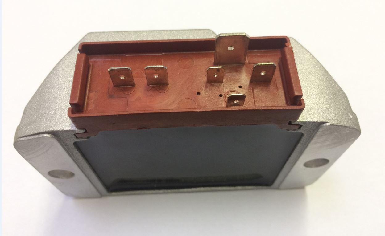 Regulateur LOMBARDINI ED0073624020-S FOCS 6LD 9LD 11LD IM LGW RUGGERINI (SAPRISA 4276 4236 4272 4262 4271 7402 7212 7222 7232 7271 4275 4266 7236 LOMBARDINI 7362402 - 7362298 - 7362255) 12V 30A pour alternateur 2 fils ED0073624020